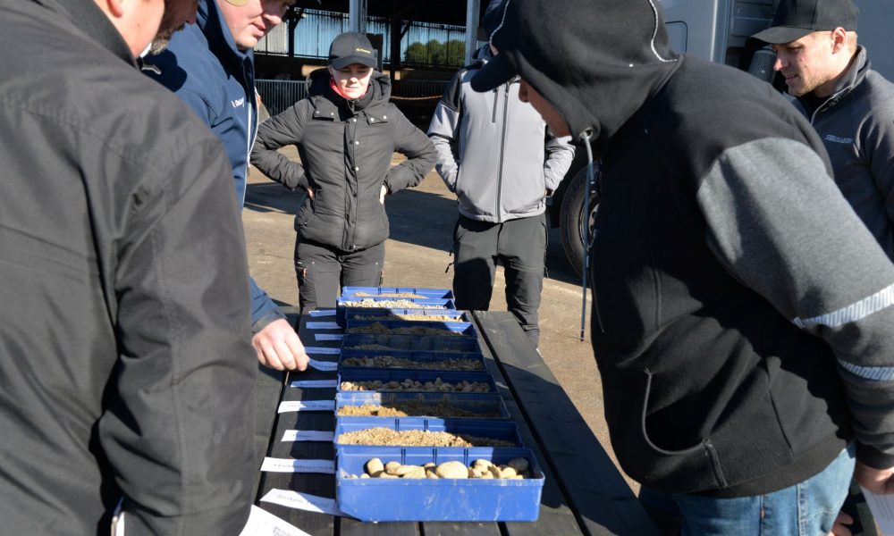 Yhdellä rastipisteellä piti tunnistaa erityyppistä soraa ja hiekkaa ja keskusteltiin ojituksesta. Kuva: Anni Himberg.