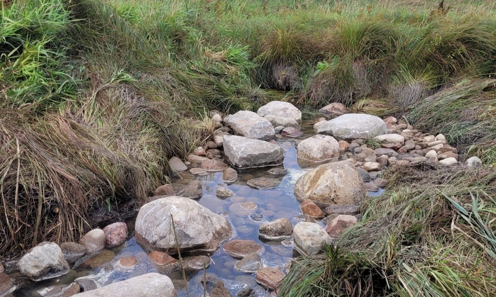 Luonnonmukainen pohjakynnys Ladjakoskenpurossa