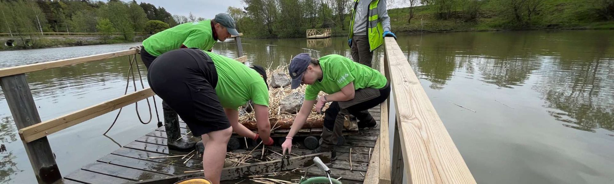 Talkoissa kunnostettiin myös talvesta kärsinyt lintulautta. Kuva: Anni Himberg.