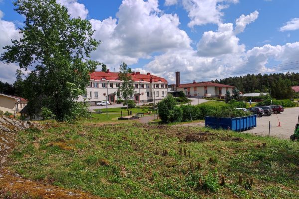 esiin raivattua kallioketoa vanhainkodin lähellä