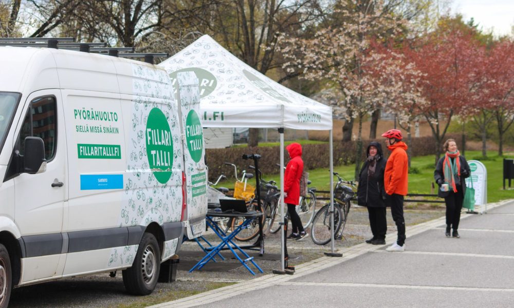 Raisiolaiset saivat tulla huollattamaan pyöränsä Fillaritallin huoltopisteelle. Kaupunki tarjosi perushuollon osana Varppeenkadun avajaisia ja pyöräilyviikkoa.