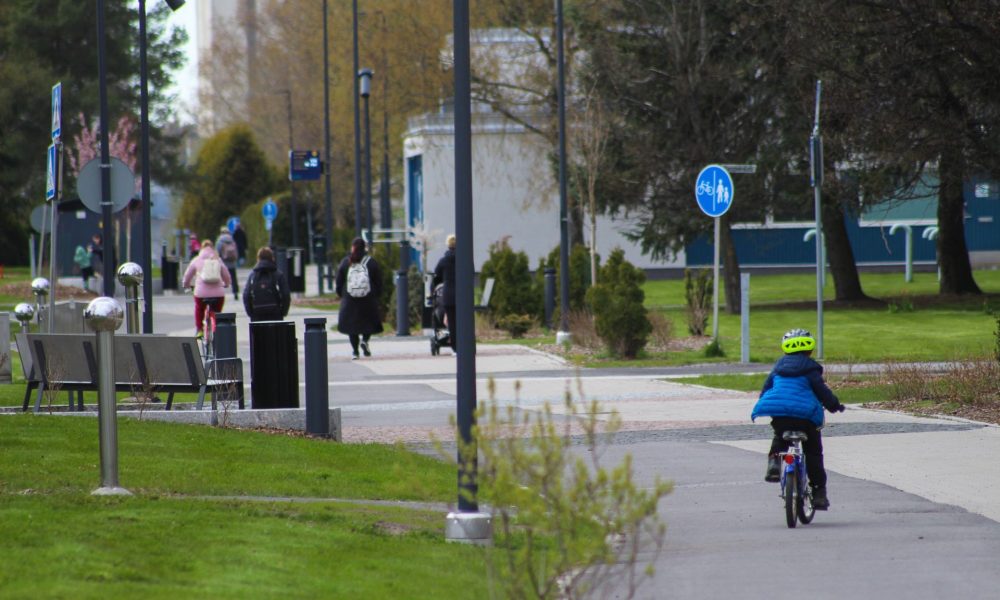 Varppeenkadun varteen on tullut runsaasti lisää penkkejä ja istutuksia. Lisäksi kävely ja pyöräily on erotettu selkeästi toisistaan.