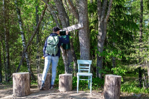 puita, tuoli, pölkkyjä, postilaatikko