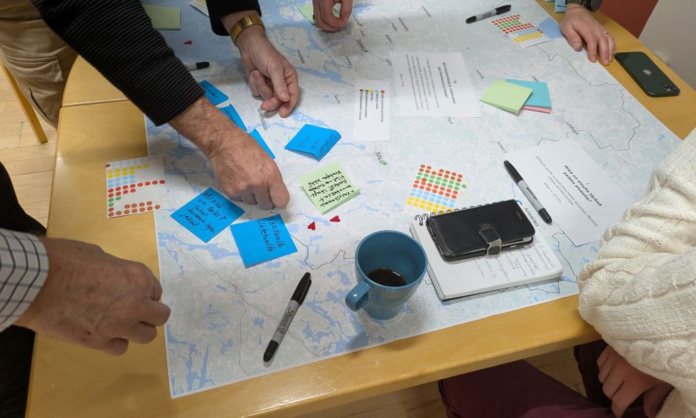 Karttatuloste, jossa post-it lapuilla merkintöjä.