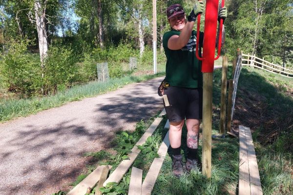 ihminen töissä ulkona aitatolpan junttaus