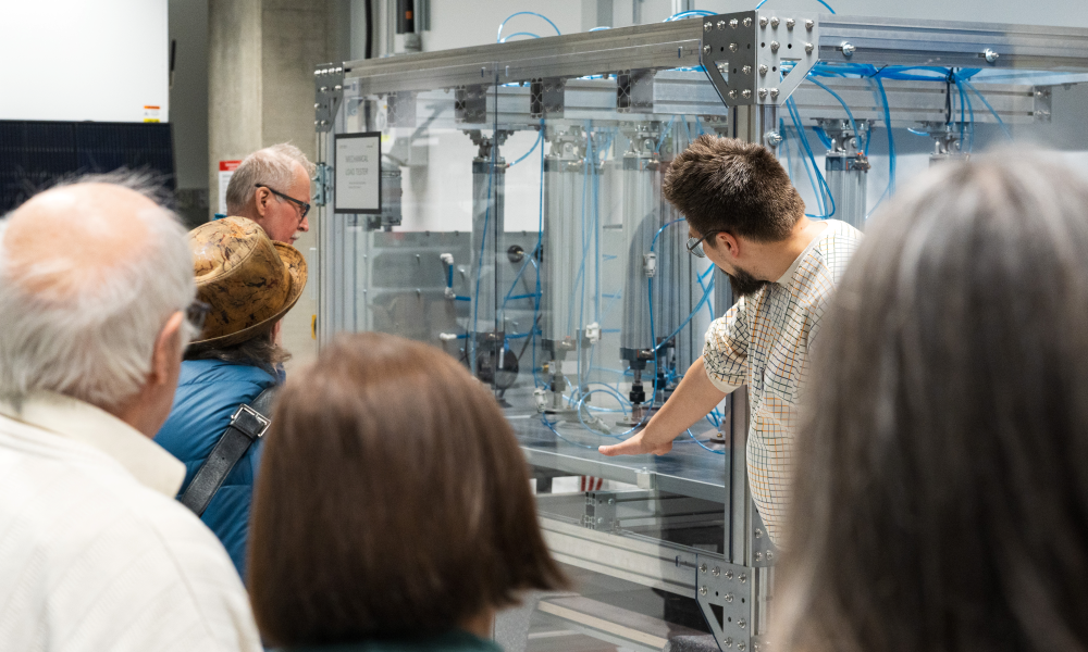 yleisöä tutkimassa laboratoriota