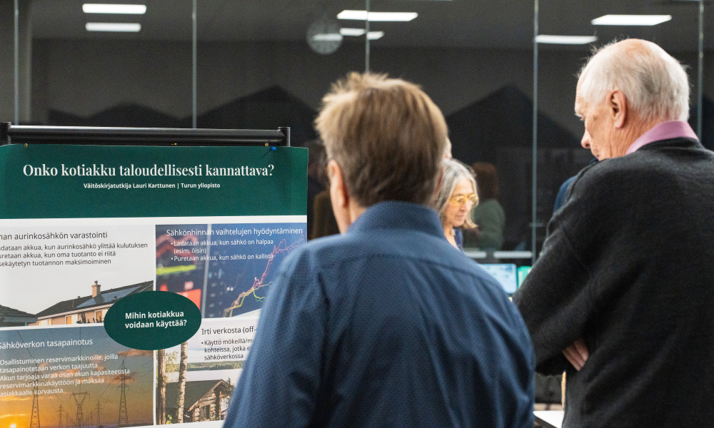 kaksi miestä katsoo julistetta